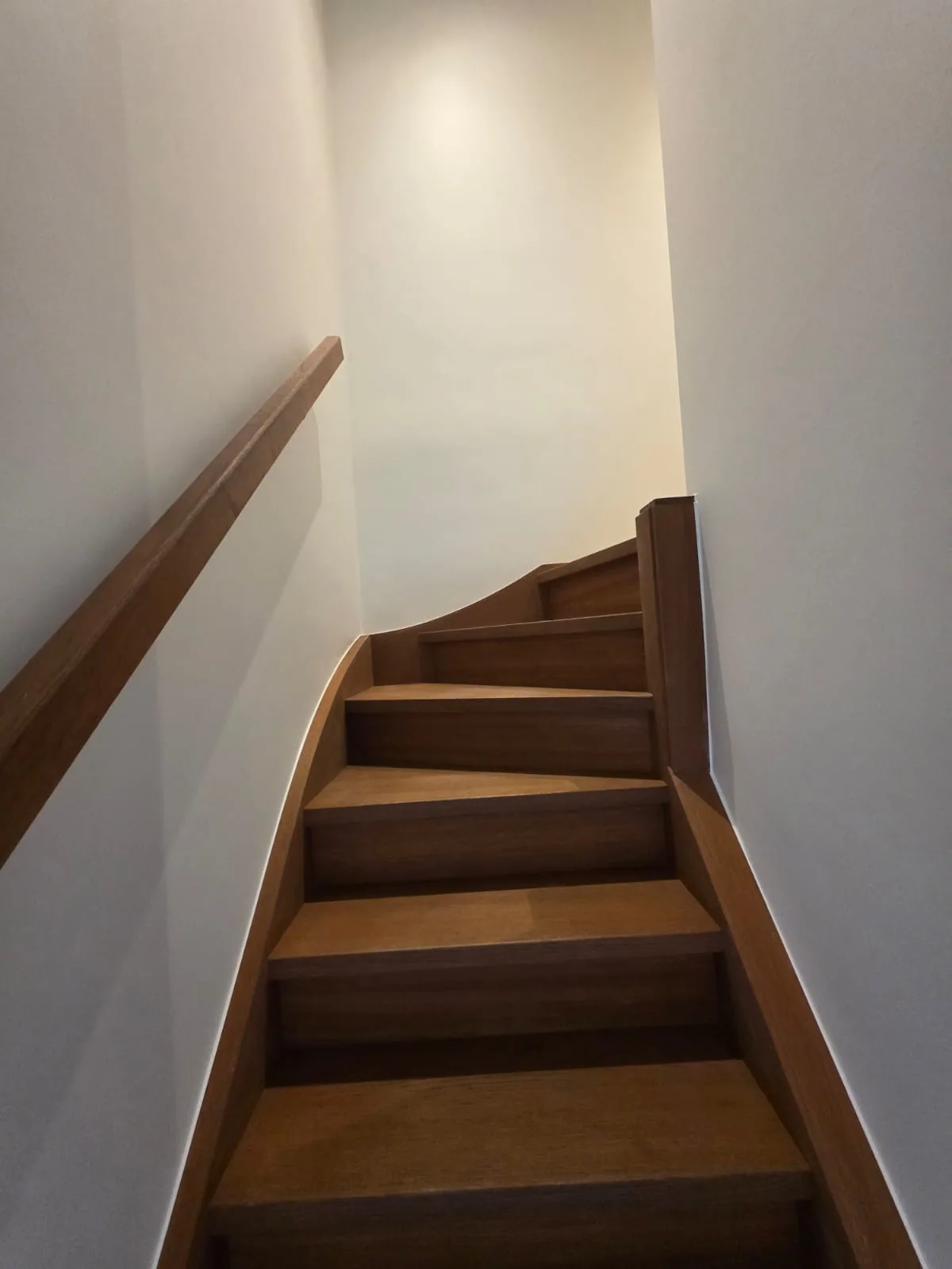 Escalier en chêne rénové et boiseries — BW Décor